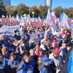 Mii de sindicaliști din Constanța se alătură protestului masiv din Capitală: Rezervații militari solicită egalitate și respectarea legislației 3 video mii de sindicalisti din constanta participa la protestul de amploare din capitala militarii rezervisti cer drepturi egale si respectarea legii 6901fcf137ab5