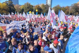 video mii de sindicalisti din constanta participa la protestul de amploare din capitala militarii rezervisti cer drepturi egale si respectarea legii 6901fcf137ab5