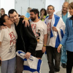 Reîntâlnirea plină de emoție a unui fost ostatic israelian de origine română cu familia, după 738 de zile de neliniște 3 video momentul emotionant al revederii cu familia dupa 738 de zile de captivitate al unui fost ostatic israelian cu origini romanesti 68ede24d31aad