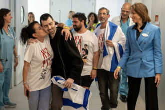 video momentul emotionant al revederii cu familia dupa 738 de zile de captivitate al unui fost ostatic israelian cu origini romanesti 68ede24d31aad