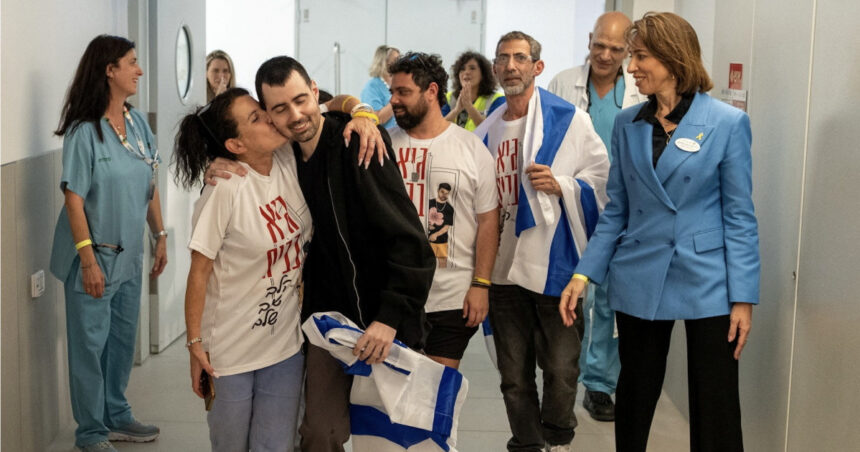 Reîntâlnirea plină de emoție a unui fost ostatic israelian de origine română cu familia, după 738 de zile de neliniște 1 video momentul emotionant al revederii cu familia dupa 738 de zile de captivitate al unui fost ostatic israelian cu origini romanesti 68ede24d31aad