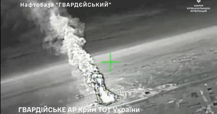 Atacul dronelor ucrainene asupra unei rafinării din Crimeea, declanșând un incendiu spectaculos! 1 video momentul in care dronele ucrainene ataca un depozit de petrol din crimeea urmeaza un incendiu de proportii 68f2a9c801272
