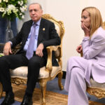 „Recep Tayyip Erdogan o îndeamnă pe Giorgia Meloni să renunțe la fumat: Răspunsul surprinzător al premierului italian” 2 video momentul in care recep tayyip erdogan ii cere giorgiei meloni sa renunte la fumat reactia premierului italiei 68ed43f873e5d