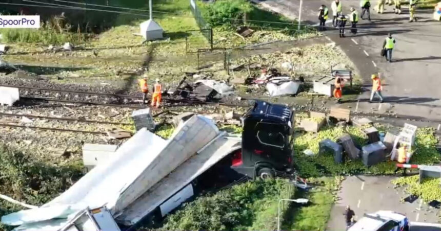 Impactul devastator: TIR zdrobit de tren la trecerea de cale ferată 1 video momentul in care un tir este spulberat de un tren pe o trecere de cale ferata 6904aa984193e