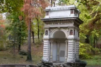 video monumente din bucuresti lasate de izbeliste si distruse cei mari nici nu se opresc din masinile luxoase sa priveasca 6900e4340d32b