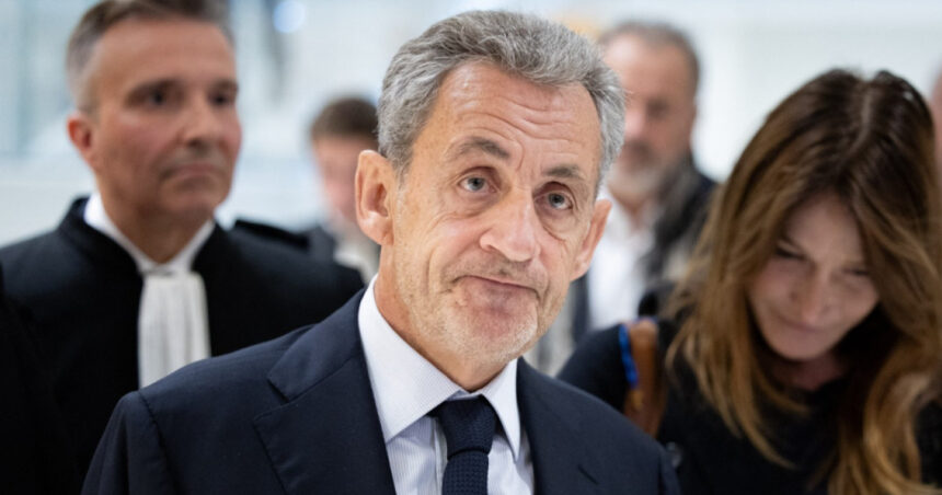 Nicolas Sarkozy, fost președinte al Franței, își începe astăzi pedeapsa în izolare, departe de tehnologie. 1 video nicolas sarkozy merge astazi la inchisoare fostul presedinte francez va sta singur in celula fara telefon mobil 68f738d04cdca