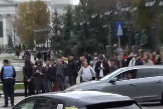 video nicusor dan a fost huiduit la iasi in fata teatrului national cum a reactionat presedintele 68fb8ff0bf085