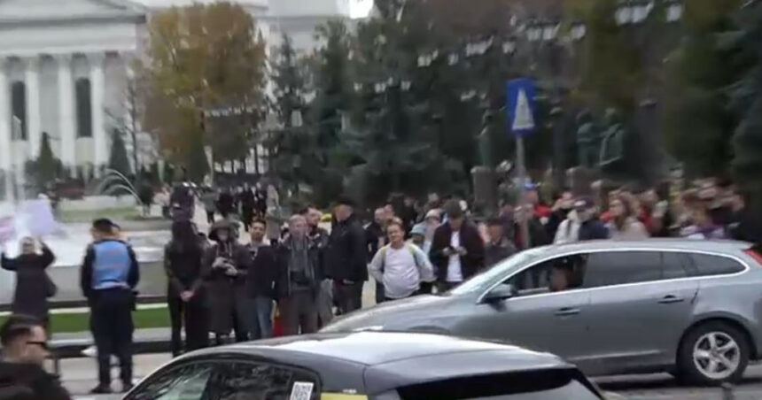 Nicușor Dan, contestat la Iași în fața Teatrului Național: Reacția președintelui în fața protestului. 1 video nicusor dan a fost huiduit la iasi in fata teatrului national cum a reactionat presedintele 68fb8ff0bf085