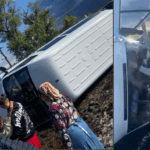 O familie cu trei copii, salvata de un erou al focului dintr-o mașină răsturnată de grindină 2 video o familie cu 3 copii salvata de un pompier dintr un autoturism derapat din cauza grindinei 68ea7d03971f1