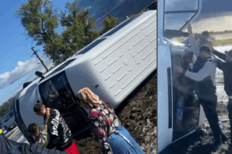 video o familie cu 3 copii salvata de un pompier dintr un autoturism derapat din cauza grindinei 68ea7d03971f1