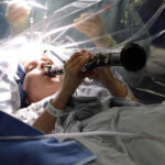 O femeie a interpretat la clarinet în timpul unei intervenții chirurgicale pentru Parkinson. Cum a decurs procedura și în ce mod o va susține aceasta? 3 video o femeie a cantat la clarinet in timpul unei operatii pentru parkinson ce interventie a suferit si cum o poate ajuta 68f766aa25aa5