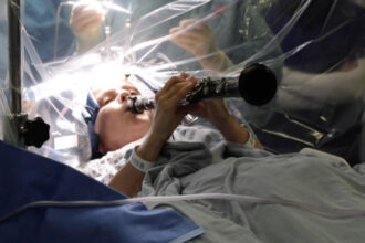 video o femeie a cantat la clarinet in timpul unei operatii pentru parkinson ce interventie a suferit si cum o poate ajuta 68f766aa25aa5