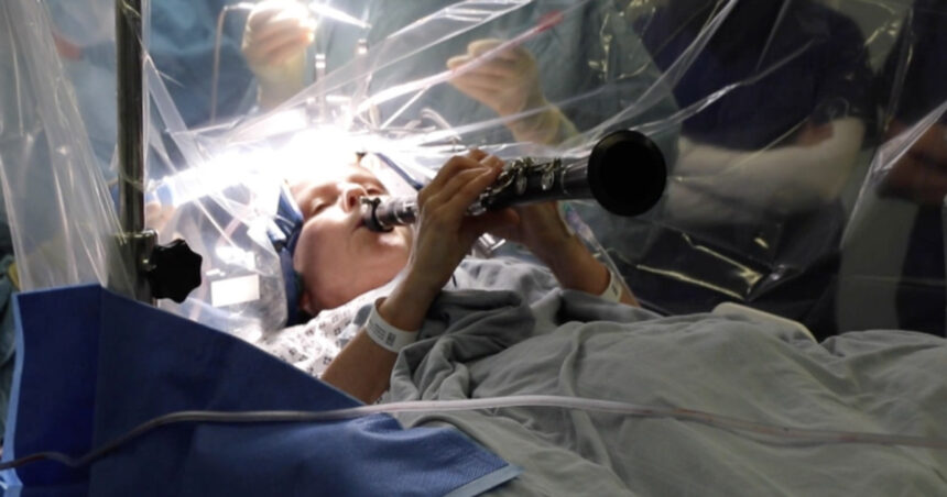 O femeie a interpretat la clarinet în timpul unei intervenții chirurgicale pentru Parkinson. Cum a decurs procedura și în ce mod o va susține aceasta? 1 video o femeie a cantat la clarinet in timpul unei operatii pentru parkinson ce interventie a suferit si cum o poate ajuta 68f766aa25aa5
