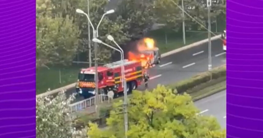 Incendiu pe bulevard: O mașină a fost mistuită de flăcări în inima Bucureștiului, provocând haos în trafic 1 video o masina a fost cuprinsa de flacari pe un bulevard din centrul bucurestiului traficul in zona ingreunat 68e372a56b37e