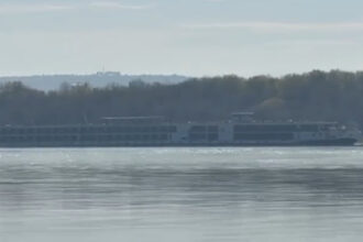 video o nava de croaziera a esuat pe dunare din cauza nivelului scazut al apei acum a plecat spre viena 690467e7deff2