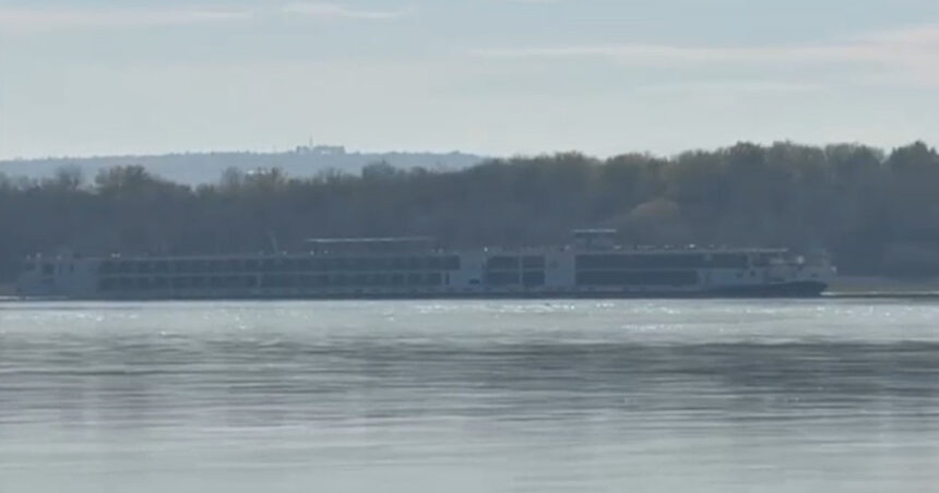 O croazieră în derivă pe Dunăre: din cauza apei scăzute, vasul a pornit spre Viena 1 video o nava de croaziera a esuat pe dunare din cauza nivelului scazut al apei acum a plecat spre viena 690467e7deff2