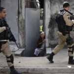 Misiune de combatere a traficului de droguri în Rio de Janeiro: peste 2.500 de forțe de ordine implicate și 18 infractori eliminați! 2 video operatiunea antidrog in rio de janeiro cu aproape 2 500 de agenti mobilizati cel putin 18 criminali neutralizati 690126ea1c254