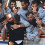 Palestinienii reîntorși din Israel au ajuns în Khan Yunis, însoțiți de alți 154 de deținuți expulzați în Egipt. 2 video palestinieni eliberati de israel au ajuns in khan yunis alti 154 de detinuti eliberati si expulzati din israel au sosit in egipt 68ed167a97c37