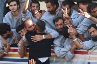 video palestinieni eliberati de israel au ajuns in khan yunis alti 154 de detinuti eliberati si expulzati din israel au sosit in egipt 68ed167a97c37
