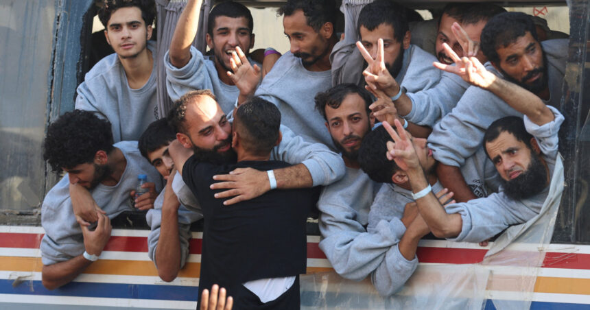 Palestinienii reîntorși din Israel au ajuns în Khan Yunis, însoțiți de alți 154 de deținuți expulzați în Egipt. 1 video palestinieni eliberati de israel au ajuns in khan yunis alti 154 de detinuti eliberati si expulzati din israel au sosit in egipt 68ed167a97c37