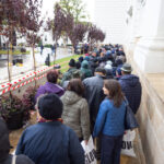 Pelerinaj la Iași: Zeci de mii de credincioși așteaptă în rând ore în șir pentru a se închina la sfintele moaște ale Sfintei Parascheva 2 video pelerinaj la iasi zeci de mii de credinciosi stau la rand si 10 ore pentru a se inchina la moastele sfintei parascheva 68ea657d57052