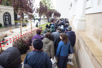 video pelerinaj la iasi zeci de mii de credinciosi stau la rand si 10 ore pentru a se inchina la moastele sfintei parascheva 68ea657d57052