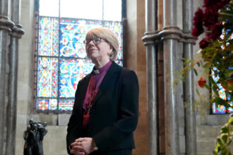 video prima femeie arhiepiscop care va conduce biserica anglicana cine este sarah mullally ura si rasismul nu ne pot dezbina 68dfdcbc41638