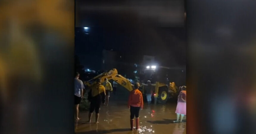 Ciclonele Barbara își fac simțită prezența: Mangalia sub ape, străzile inundate până la jumătate de metru 1 video primele efecte ale ciclonului barbara strazi inundate in mangalia apa a ajuns la jumatate de metru 68e581bcc9e3f