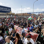 Mii de oameni ies în stradă în Italia pentru a protesta: revoltă față de refuzul Israelului de a accepta ajutoarele umanității pentru Gaza. 3 video protest cu sute de mii de oameni in italia manifestantii revoltati ca flota de ajutor umanitar pentru gaza a fost respinsa de israel 68e03f28933a6
