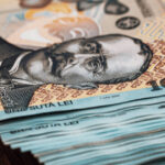 Salariul minim în creștere, conform directivei europene. Expert în economie: În România, este perceput ca o tentativă de a amplifica impozitul de protecție. 3 video salariul minim majorat dupa directiva ue economist in romania va fi interpretata ca fiind o incercare de a creste taxa de protectie 68eff523ccd8d