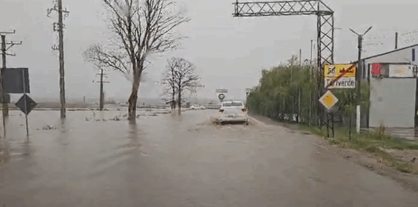 Traseul dinspre Tariverde este îngreunat de inundații pe DN 22! 1 video se circula greu pe dn 22 la iesire din tariverde apa a inundat soseaua 68e6145d0cc15