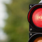 Semafoare inteligente care se activează pe „roșu” pentru viteze excesive. O primărie experimentează o soluție pentru a descuraja șoferii care depășesc limita legală. 2 video semafoare care arata rosu la viteza mare a masinilor o primarie testeaza o metoda de a opri soferii care incalca limita legala 68fa1ea8d145d