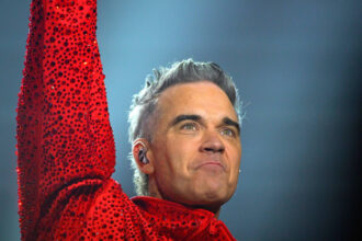 video sindromul de care sufera robbie williams in orice alt loc ma simt inconfortabil 68e55402866a5