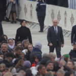 Scandal la deschiderea Catedralei Naționale, susținătorii lui Călin Georgescu provocând tumult, iar jandarmii au intervenit! 3 video sustinatorii lui calin georgescu au facut scandal la inaugurarea catedralei nationale au intervenit jandarmii 68fe1db421d1c