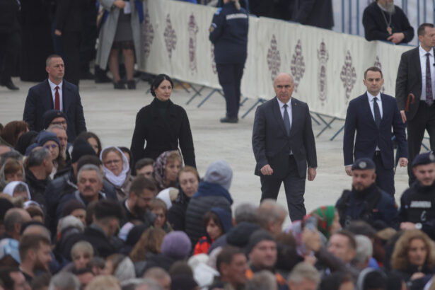 video sustinatorii lui calin georgescu au facut scandal la inaugurarea catedralei nationale au intervenit jandarmii 68fe1db421d1c