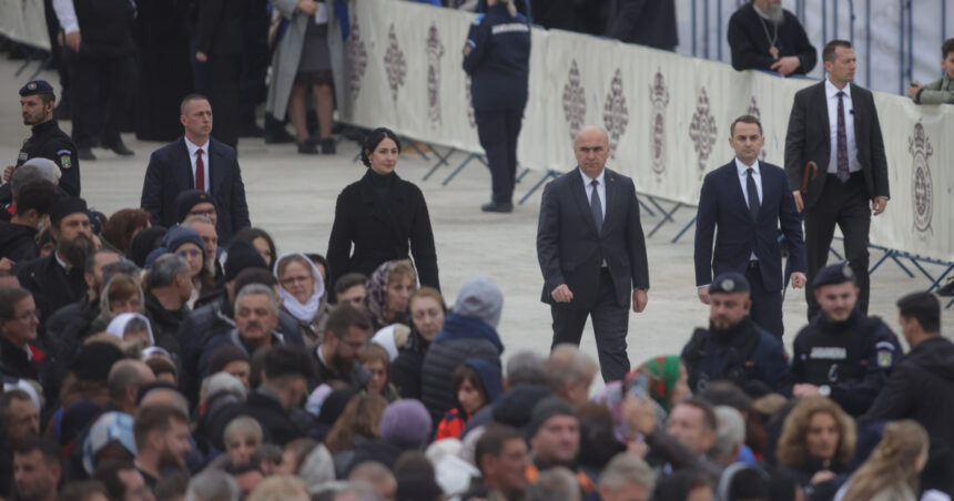 Scandal la deschiderea Catedralei Naționale, susținătorii lui Călin Georgescu provocând tumult, iar jandarmii au intervenit! 1 video sustinatorii lui calin georgescu au facut scandal la inaugurarea catedralei nationale au intervenit jandarmii 68fe1db421d1c