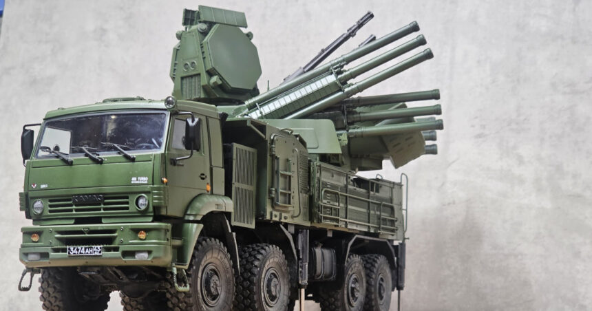 „Ucrainenii au sfârtecat apărarea rusă din Crimeea, distrugând un sistem antiaerian și două rezervoare de petrol” 1 video ucrainenii au distrus carapacea rusilor din crimeea pe langa sistemul antiaerian au mai aruncat in aer si doua depozite de petrol 690207f6c3e5f