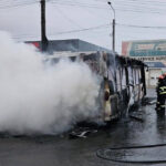 Un autobuz plin cu muncitori a fost cuprins de flăcări în timpul deplasării, la Brăila – un spectacol incendiar! 3 video un autobuz cu muncitori a luat foc in mers la braila vehiculul a ars ca o torta 68df9a32e9ae9