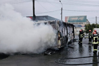 video un autobuz cu muncitori a luat foc in mers la braila vehiculul a ars ca o torta 68df9a32e9ae9
