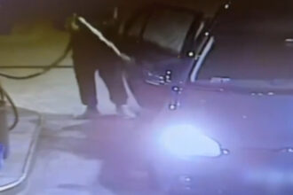 video un barbat a turnat benzina peste masina si a amenintat ca ii da foc incidentul a fost surprins intr o benzinarie din timisoara 68e8bbe04f352