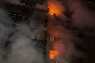 video un bloc de 16 etaje lovit de drone rusesti intr un cartier din kiev trei oameni au murit alti zeci au fost raniti 68fde5689c83b