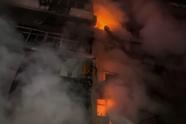 video un bloc de 16 etaje lovit de drone rusesti intr un cartier din kiev trei oameni au murit alti zeci au fost raniti 68fde5689c83b