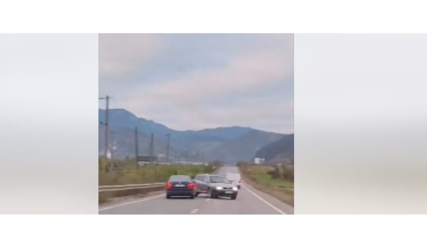 Un șofer din Mangalia a creat confuzie pe un drum național din Suceava, având curajul să pătrundă pe contrasens. 1 video un sofer din mangalia a provocat haos pe un drum national din suceava dupa ce a intrat pe contrasens 68f4ecc108a65