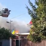 Incendiu devastator în Eforie Nord: Un bărbat internat după ce flăcările au cuprins mai multe case! 2 video update un barbat a ajuns la spital incendiu la o locuinta din eforie nord flacarile s au extins si la alte locuinte 68f4b3bc7a8de