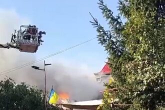 video update un barbat a ajuns la spital incendiu la o locuinta din eforie nord flacarile s au extins si la alte locuinte 68f4b3bc7a8de