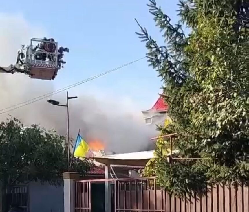 Incendiu devastator în Eforie Nord: Un bărbat internat după ce flăcările au cuprins mai multe case! 1 video update un barbat a ajuns la spital incendiu la o locuinta din eforie nord flacarile s au extins si la alte locuinte 68f4b3bc7a8de