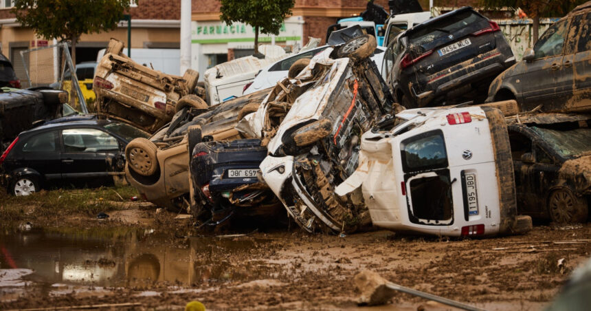Victimele tragice ale inundațiilor din Valencia: O amintire dureroasă pentru cei 229 de suflete pierdute anul trecut 1 video victimele inundatiilor catastrofale din valencia comemorate 229 de oameni au murit anul trecut in urma revarsarii apelor 69027bd8156cf