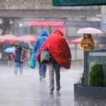 Fenomen meteorologic extrem în România: Avertizare de cod roșu pentru ploi torențiale și riscuri de inundații în sud-est, cu precipitații de peste 100 l/mp într-un interval scurt 3 video vreme extrema in romania cod rosu de ploi abundente si inundatii in sud estul tarii peste 100 l mp in doar cateva ore 68e37ce9498c6