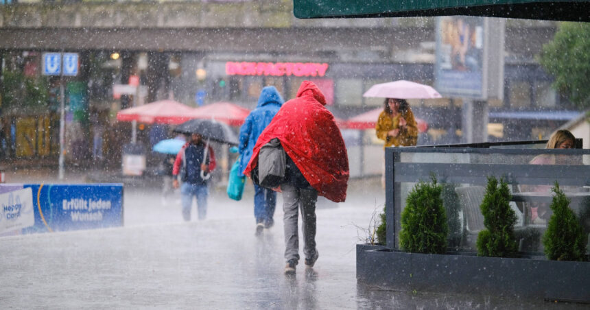 Fenomen meteorologic extrem în România: Avertizare de cod roșu pentru ploi torențiale și riscuri de inundații în sud-est, cu precipitații de peste 100 l/mp într-un interval scurt 1 video vreme extrema in romania cod rosu de ploi abundente si inundatii in sud estul tarii peste 100 l mp in doar cateva ore 68e37ce9498c6