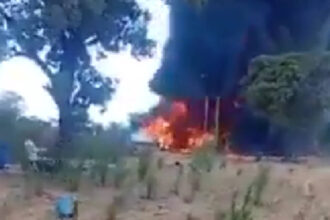 video zeci de oameni au murit cand adunau combustibil dintr o cisterna care s a rasturnat si a explodat in nigeria 68f88a69483f7